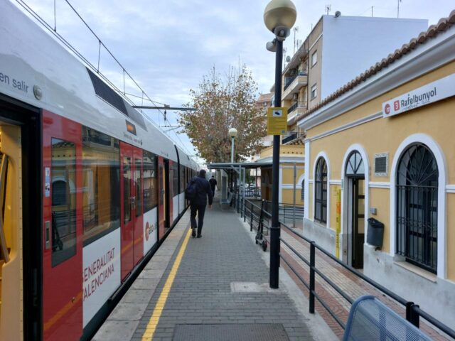 Metrovalencia_extendera_el_servicio_de_la_Linea_3_durante_la_Noche_de_los_Disfraces_en_Rafelbunyol.jpg