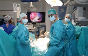 Cirugía cardiaca menos invasiva: operar la válvula mitral sin abrir el esternón ya es posible