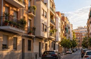 Buscar piso en Alzira: las cifras que explican por qué cuesta tanto salir de casa de los padres