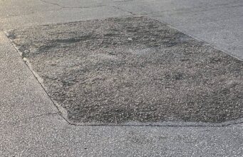 La Feria Comercial de Alzira se echa encima y el asfalto de Sants Patrons sigue así