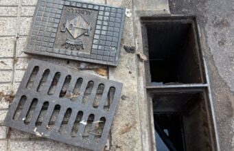 La lluvia se va, el peligro queda: alertan de alcantarillas abiertas en Alzira