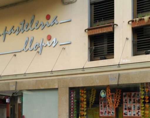 La espera ha terminado en Alzira: Llopis vuelve a abrir sus puertas tras tres meses de cierre