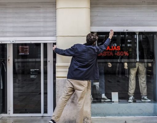 “¿Abrir un negocio para cerrarlo en dos meses?”: la agonía del pequeño comercio en Alzira