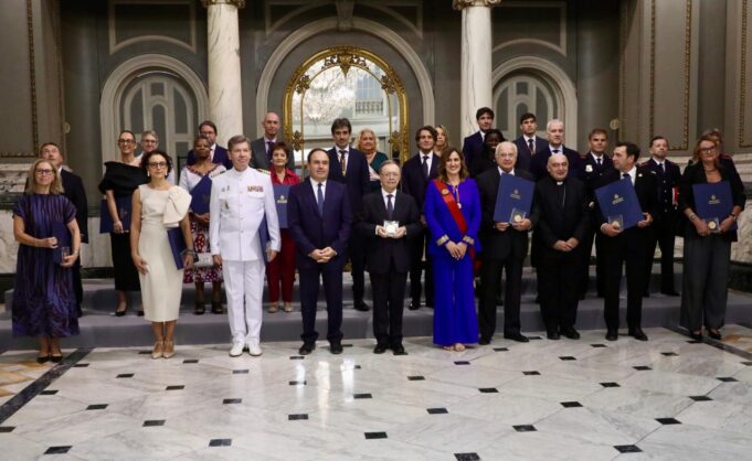 El President Pérez Llorca preside la entrega de honores en València
