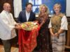 El presidente de la Generalitat recibe la tradicional ‘mocadorà’ en Valencia