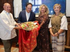 El presidente de la Generalitat recibe la tradicional ‘mocadorà’ en Valencia