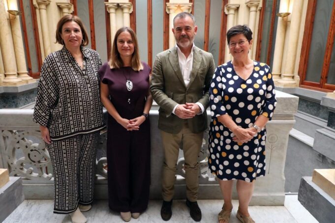 Reunión del vicepresidente José Díez con la presidenta de la Acadèmia Valenciana de la Llengua, Maria Àngels Francés